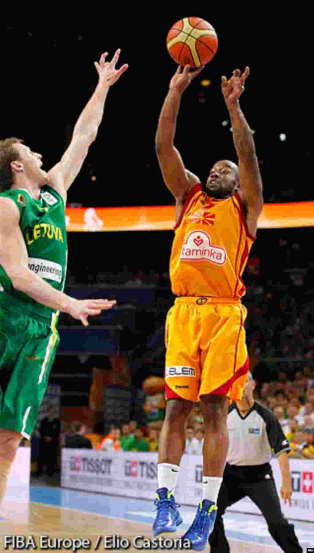 Македонија ја победи Литванија 67 - 65 во четвртфиналето на ЕП во кошарка во Литванија и обезбеди пласман во полуфиналето со Шпанија. Лестер Бо Мекејлеб.