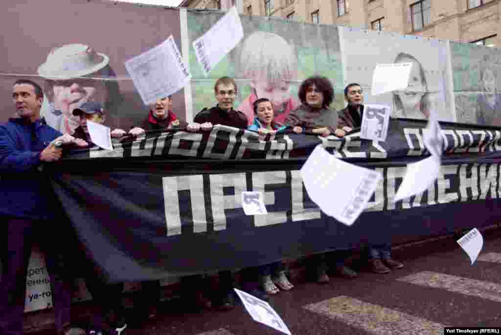 Активисты различных оппозиционных движений провели на Триумфальной площади в Москве несанкционированную акцию "Выборы без оппозиции – преступление!". 