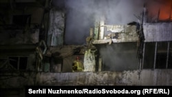 Рятувальники ліквідовують наслідки російського удару по Києву, 25 листопада 2025 року
