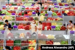 Produsele alimentare din piețe au prețuri sensbil mai mici decât cele de la supermarket