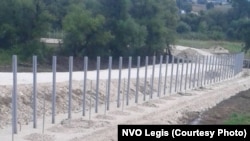Serbi - Qeveria serbe po ndërton një gardh në kufirin me Maqedoninë e Veriut. 