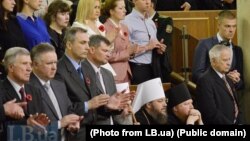 Голова УПЦ (Московського патріархату), митрополит Онуфрій (сидить, ліворуч). (Фото LB.ua)