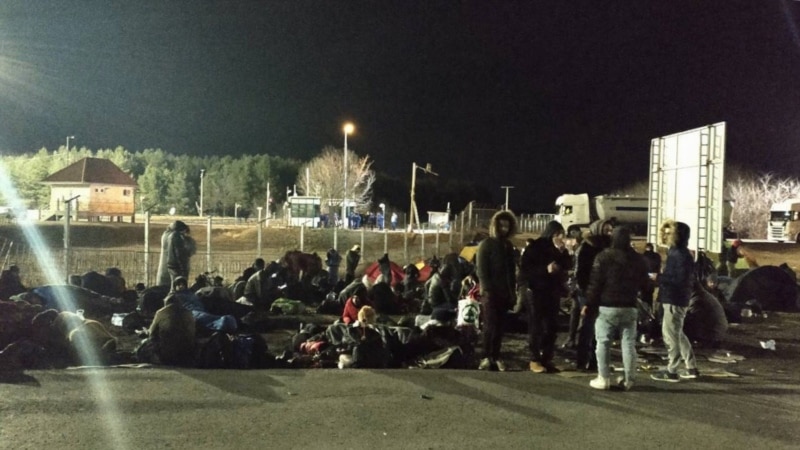 Nekoliko stotina migranata protestuje na srpsko-mađarskoj granici