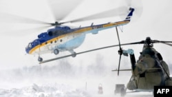 Helikopteri prevoze pomoć za ugrožena područja u BiH, 9. februar 2012. 