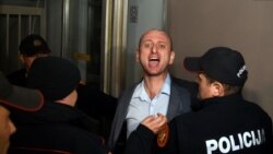 Opozicioni poslanik Milan Knežević, prilikom incidenta u Skupštini Crne Gore u noći usvajanja Zakona o slobodi vjerispovjesti 27. decembra 2019.