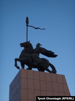 Памятник Манасу в г. Улуу-Чат, СУАР, КНР. 08.7.2014.