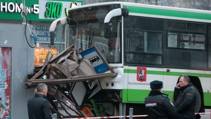Autobusi përplaset në një stacion në Moskë, tre persona të lënduar