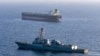 ამერიკული ესმინეცი Rafael Peralta (DDG 115) გზას უღობავს ირანის დროშით მოცურავე ტანკერს, რომელიც ირანის ნავსადგურისკენ მიემართება. 7 მაისი, 2026 წელი