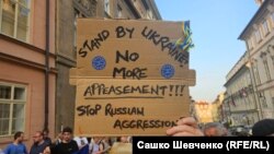 Manifestație de susținere a Ucrainei în fața Ambasada SUA din Praga, pe 13 august 2025, înaintea summitului Trump-Putin din Alaska.