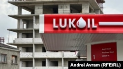 Lukoil deține peste 300 de stații de carburant în România. Imagine de arhivă.