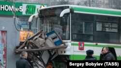 Мәскеуде аялдамаға соғылған рейсте жүретін автобус. 29 желтоқсан 2017 жыл.