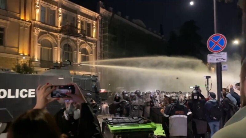 პრეზიდენტის ადმინისტრაციასთან აქციის დაშლა დაიწყეს