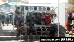 ÝDÖB hususy pudagy goldamaga çalyşýar, synçylar hökümetiň maýa 'abraýynyň' galmandygyny aýdýarlar