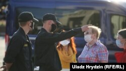 "Ынтымақ шеруі" кезінде полиция қызметкерлері азаматтарға "митинг орнынан аулақ жүру" қажеттігін айтып тұр. Минск, 19 маусым 2020 жыл.