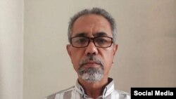 خانواده آقای فرهادپور میگویند یک گروه ۷ نفره دیشب از دیوار حیاط منزل آنها بالا رفته و رضا فرهادپور را بازداشت کردند