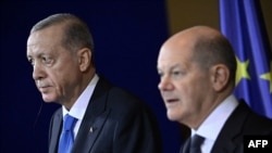 Cancelarul german Olaf Scholz (D) și președintele Turciei, Recep Tayyip Erdogan (S), la o conferință comună de presă înainte de discuțiile de la Berlin.