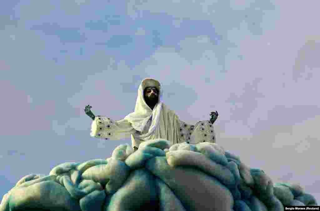 کارناوال &laquo;ریو&raquo; (در تصویر) در کتاب گینس عنوان بزرگ&zwnj;ترین کارناوال جهان را به خود گرفته&zwnj;است.