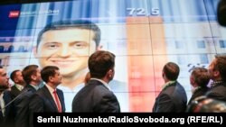 Володимир Зеленський разом зі своїм штабом дивиться на результати екзит-полів. 21 квітня 2019 року