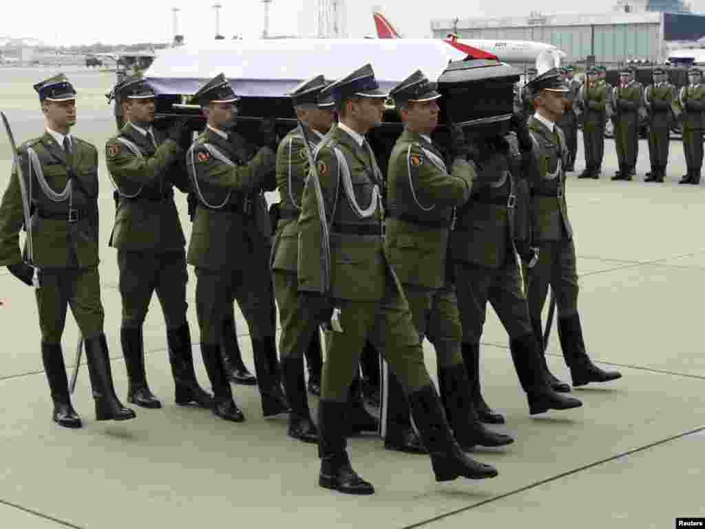 Soldiers carry President Kaczynski's coffin as it arrives at the airport in Warsaw.