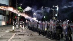 Policija ispaljuje suzavac na demonstracijama u Beogradu, 10. jula