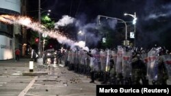 U izveštaju se pominje i zahtev nevladinih organizacija da se sprovede istraga policijske brutalnosti tokom antivladinih protesta širom Srbije u julu 2020. godine