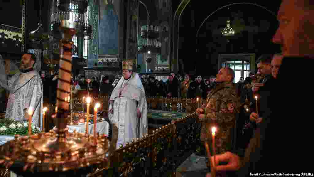 Священик у Володимирському соборі проводить поминальну службу за загиблими оборонцями Донецького аеропорту та усіма українськими військовими, які загинули з початку військового конфлікту на сході України