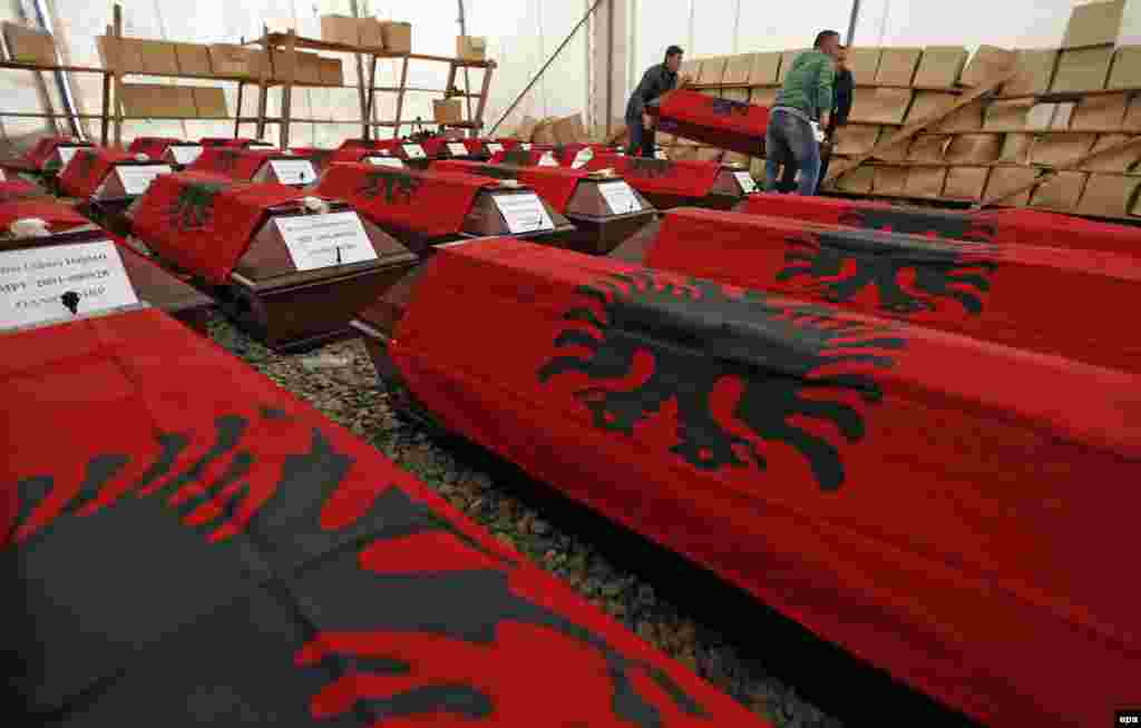 Relatives carry coffins in Pristina with the remains of 46 ethnic Albanians killed by Serbian security forces during the 1998-99 war. (epa/Valdrin Xhemaj)