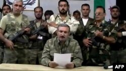 Ріад аль-Асад (у центрі)