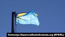 Активісти підняли кримськотатарський прапор на флагшток, встановлений на центральній площі міста