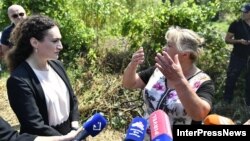 Госминистр Кетеван Цихелашвили беседует с жительницей села Гугутианткари