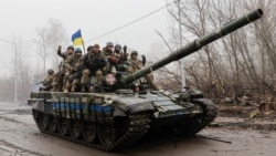 Украинские военнослужащие на танке ВСУ вблизи Чернигова. 2 апреля 2022 года

