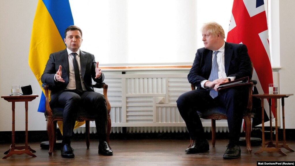 Остання зустріч перед війною: президент Украины Владимир Зеленский (ліворуч) і премʼєр-міністр Великої Британії Борис Джонсон. Мюнхен, 19 лютого 2022 року