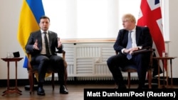 Остання зустріч перед війною: президент Украины Владимир Зеленский (ліворуч) і премʼєр-міністр Великої Британії Борис Джонсон. Мюнхен, 19 лютого 2022 року