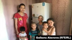 Многодетная мать Атиркуль с детьми. Астана, 13 июня 2018 года.