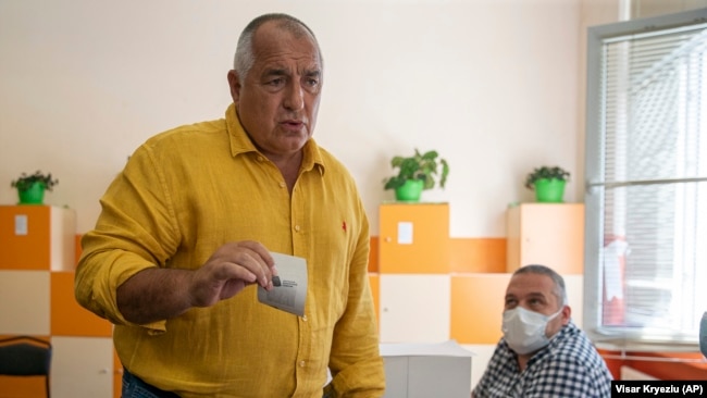 Ish-kryeministri i Bullgarisë, Boyko Borisov, duke votuar në zgjedhjet e 11 korrikut.