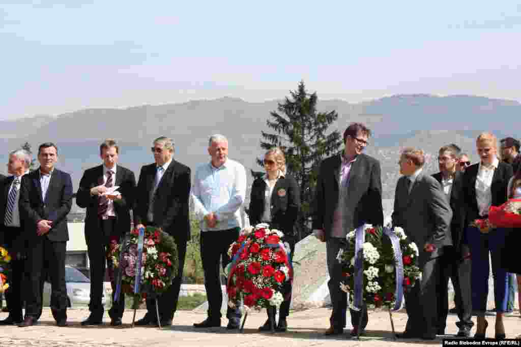 Delegacije ispred Spomen-parka Vraca u Sarajevu. Ovaj historijsko-memorijalni kompleks je simbol sjećanja na poginule sugrađane u Drugom svjetskom ratu. Godine 1981. na spomenik su upisana imena 9.091 Sarajlije koji su stradali kao žrtve fašističkog terora na brojnim stratištima i koncentracionim logorima samo zbog svog porijekla odnosno vjerske ili nacionalne pripadnosti.