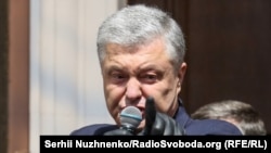 Петро Порошенко перед засіданням суду, Київ, 8 липня 2020 року