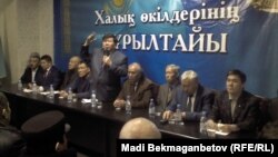 Поэт Мухтар Шаханов выступает на "Курултае представителей народа". Алматы, 23 ноября 2013 года.