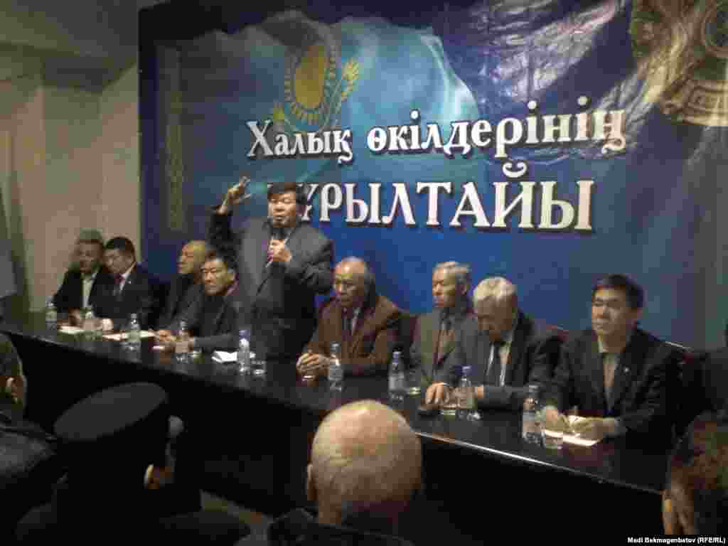 23 ноября в Алматы прошел первый «Курултай представителей народа», в ходе которого было заявлено о создании Казахского национального совета. На курултае был составлен список требований к властям Казахстана из 23 пунктов, среди которых – повышение статуса казахского языка и отказ от членства в Евразийском союзе. Целью проведения курултая организаторы называли необходимость объединения национально-патриотических сил в Казахстане.