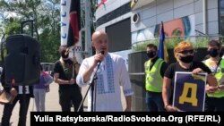Андрію Денисенку інкримінують спричинення тілесних ушкоджень поліцейському.