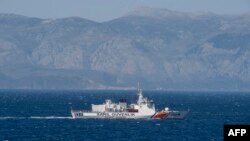 Патрола на брод на турската крајбрежна стража на Егејското Море, покрај турскиот брег