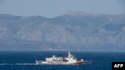 Një anije e rojës bregdetare turke patrullon në detin Egje, pranë bregdetit turk. Foto ilustruese.