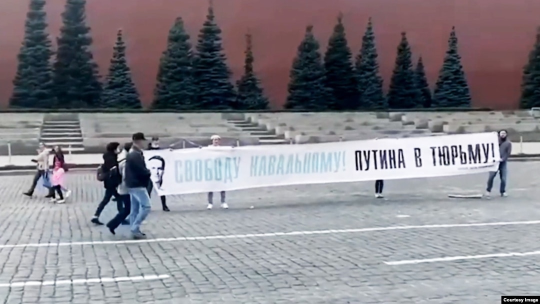 Pe 15 septembrie, patru activiști au fluturat un afiș pe care scria „Libertate pentru Navalnîi! Putin la închisoare!” în Piața Roșie din Moscova. Au fost reținuți de poliție în doar câteva secunde. 