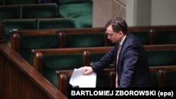 Зьбігнеў Зёбра выступае ў польскім парлямэнце, архіўнае фота