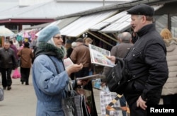 Жінка продає російськомовну пресу на ринку Даугавпілса – латвійського міста, 53% населення якого складають росіяни