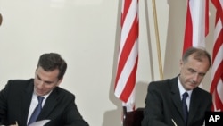 Падпісаньне міністрам абароны Богданам Кліхам і амбасадарам ЗША Лі Файнштэйнам пагадненьня