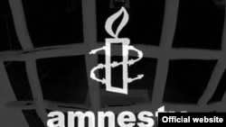 Логотип международной правозащитной организации «Амнести Интернэшнл».