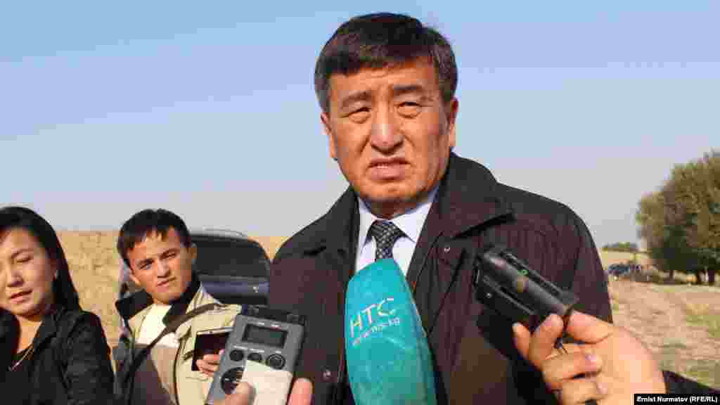 Глава Ошской области Сооронбай Жээнбеков посетил Кара-Сууйский район, куда переселились этнические кыргызы из эксклава Барак. 15 октября 2014 года.