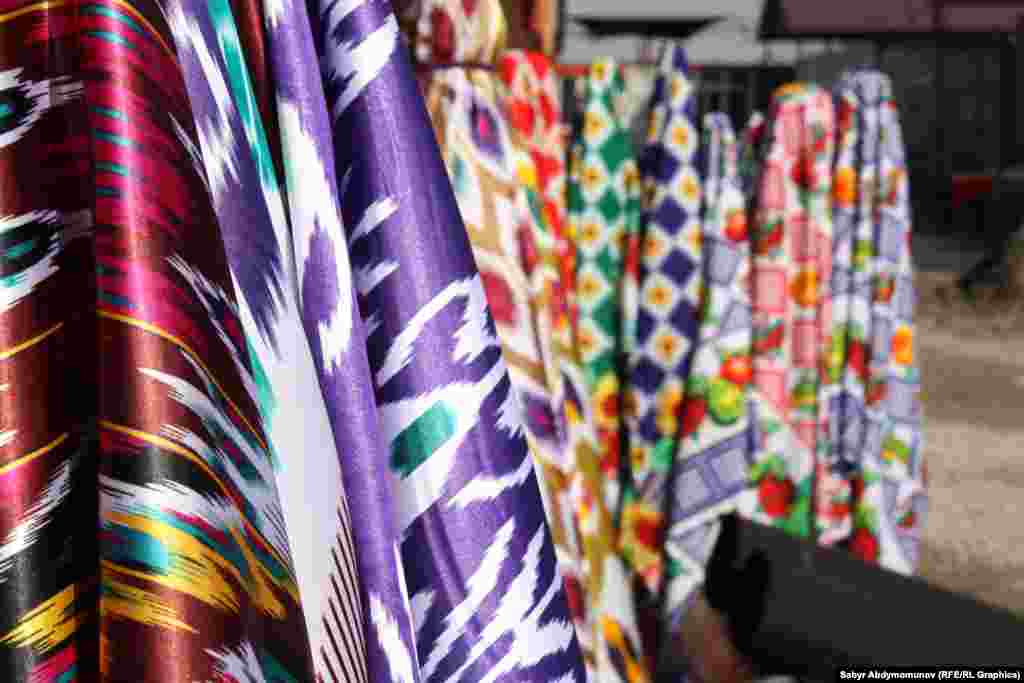 Основную часть товаров на рынке составляют разнообразные ткани китайского производства.