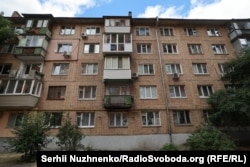 В цьому будинку в Києві за адресою: Рибальська, 11, містився корпункт Радіо Свобода з кінця 1980-х років і до офіційного відкриття бюро в 1992 році в будівлі «Укрінформу»